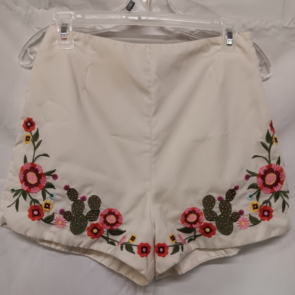 Gianni Bini Embroidered Linen Shorts - Picture 1 of 5